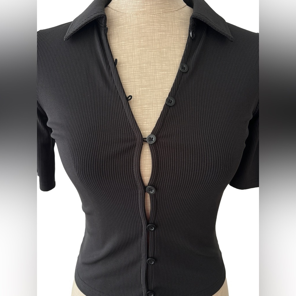 DE BASE Ribbed Button Down Polo Shirt